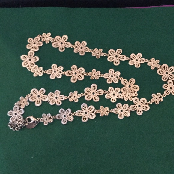 CHARMING CHARLIE FLOWER NECKLACE - Picture 2 of 6